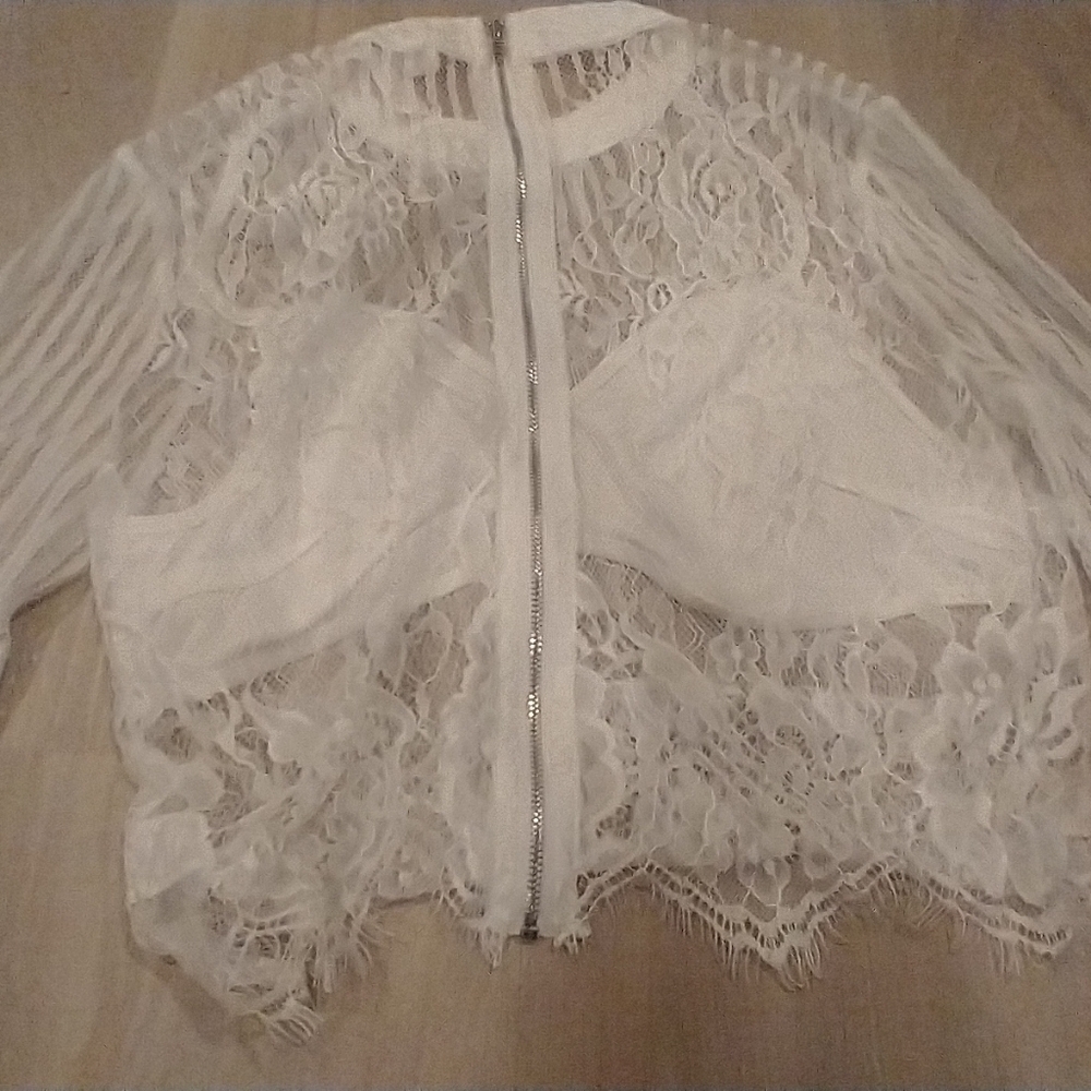 Flirty feminine peekaboo short crop lace white top - Picture 5 of 7